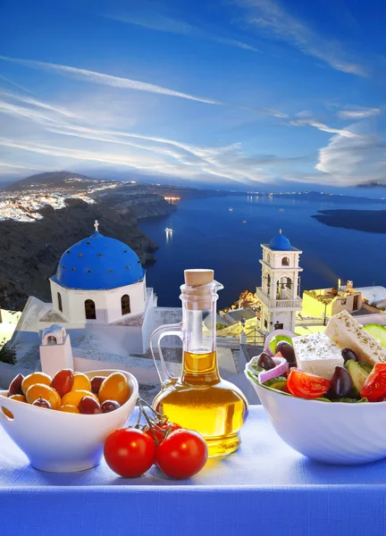 Ensalada griega en la isla de Santorini en Grecia —  Fotos de Stock