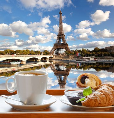 kahve ile kruvasan karşı Eyfel Kulesi Paris, Fransa