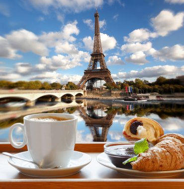 kahve ile kruvasan karşı Eyfel Kulesi Paris, Fransa