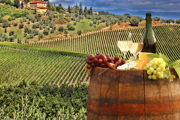 Белое вино с бочкой на винограднике в Кьянти, Тоскана, Италия — стоковое фото