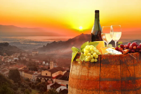 Vinho branco com barril contra o pôr do sol colorido em Chianti, Toscana, Itália — Fotografia de Stock