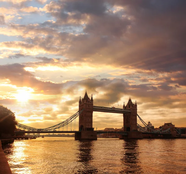 Tower bridge i kväll, london, england — Stockfoto