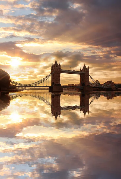 Tower bridge v večer, Londýn, Anglie — Stock fotografie