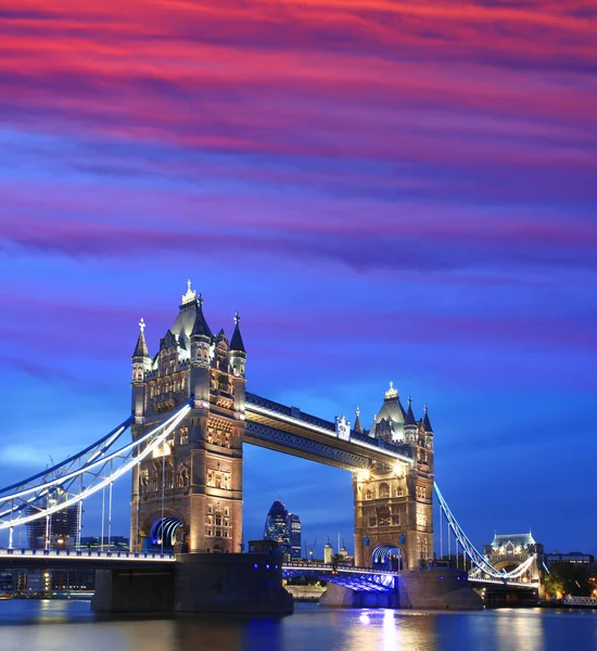 Tower bridge v večer, Londýn, Anglie — Stock fotografie