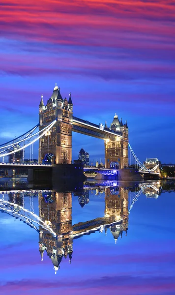 桥塔在晚上，伦敦，英国 — 图库照片
