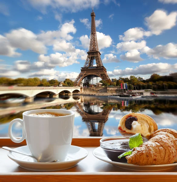 Cafea cu croissante împotriva Turnului Eiffel din Paris, Franța — Fotografie, imagine de stoc
