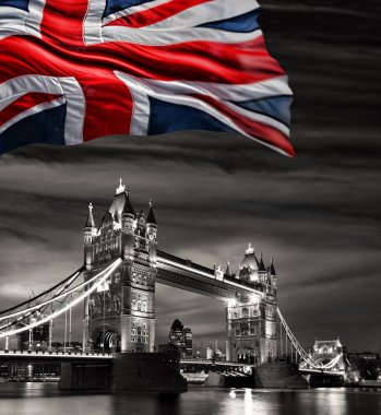 Londra tower bridge ile İngiltere bayrağı