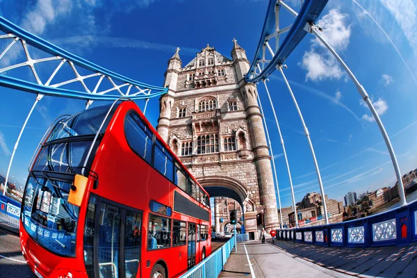 Tower Bridge met rode bus in Londen, Engeland — Stockfoto