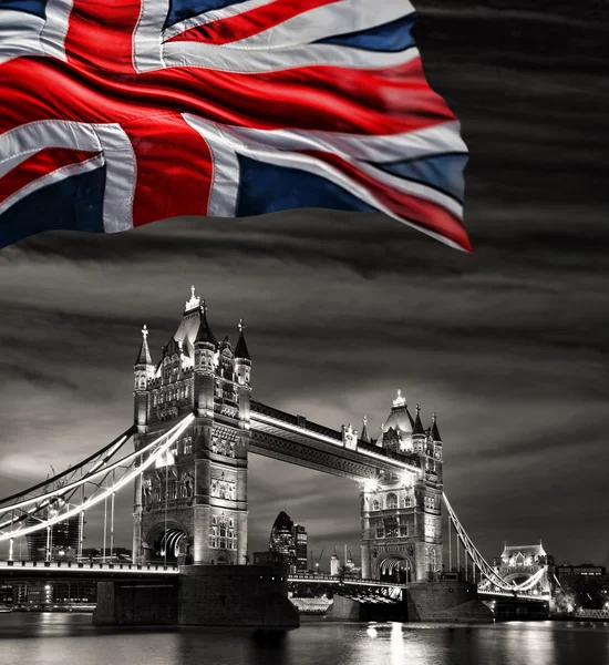 London Tower Bridge mit der Flagge Englands — Stockfoto