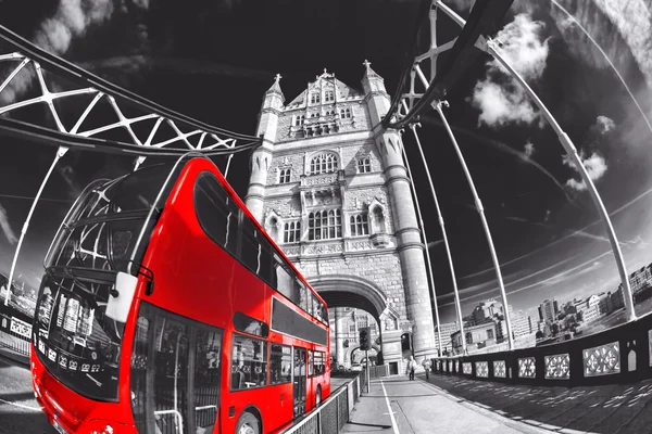 Berömda tower bridge i london, england — Stockfoto