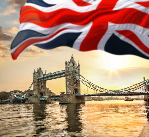 London tower bridge med flagga england — Stockfoto