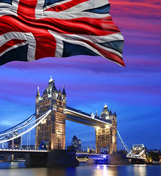 London tower bridge med flagga england — Stockfoto