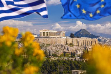 Akropolis ile Yunanistan bayrağı ve Atina, Yunanistan Avrupa Birliği bayrağı