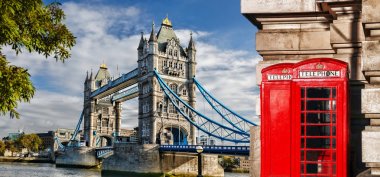 Tower Bridge Londra, İngiltere, İngiltere'de kırmızı telefon kabinleri ile