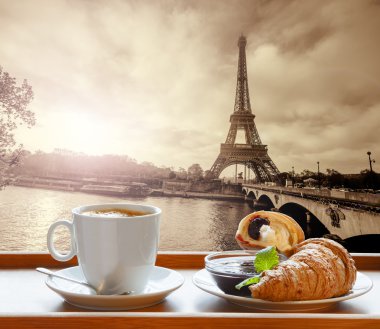 kahve ile kruvasan karşı Eyfel Kulesi Paris, Fransa
