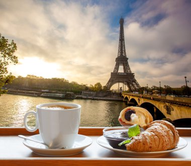 kahve ile kruvasan karşı Eyfel Kulesi Paris, Fransa