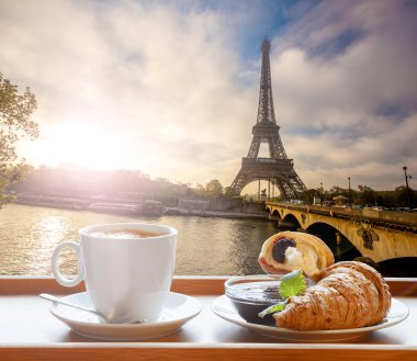 kahve ile kruvasan karşı Eyfel Kulesi Paris, Fransa