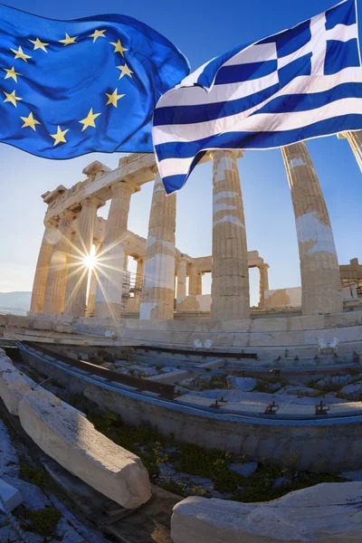 与希腊共和国国旗和国旗的欧洲联盟在希腊雅典卫城 — 图库照片