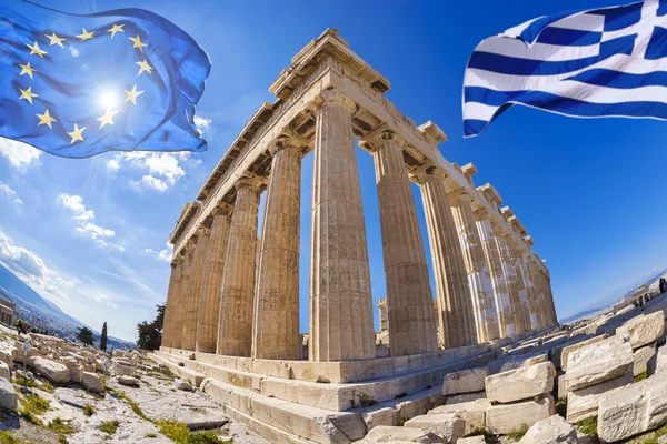 Acrópolis con bandera de Grecia y bandera de la Unión Europea en Atenas, Grecia —  Fotos de Stock