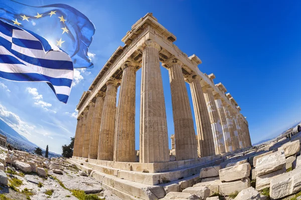 Acrópolis con bandera de Grecia y bandera de la Unión Europea en Atenas, Grecia —  Fotos de Stock