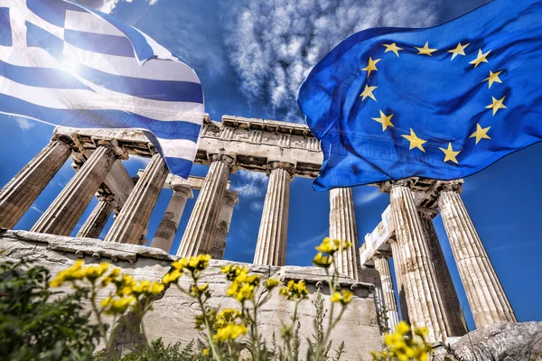 Acrópolis con bandera de Grecia y bandera de la Unión Europea en Atenas, Grecia — Foto de Stock