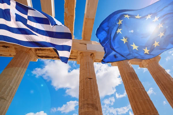 Acrópolis con bandera de Grecia y bandera de la Unión Europea en Atenas, Grecia —  Fotos de Stock