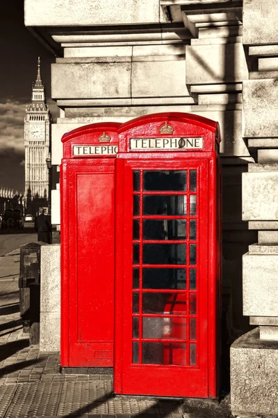 Londres con BIG BEN y BOOTHS DE TELÉFONO rojo en Inglaterra, Reino Unido —  Fotos de Stock