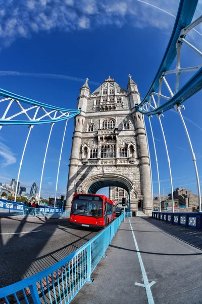 Berühmte Tower Bridge mit rotem Bus in London, England — Stockfoto