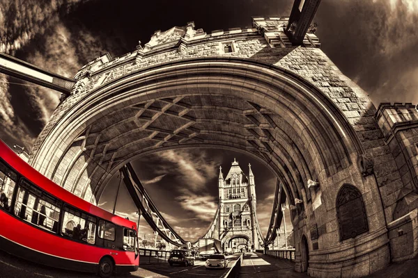 유명한 타워 브릿지 런던, 영국에서 빨간 버스 — 스톡 사진