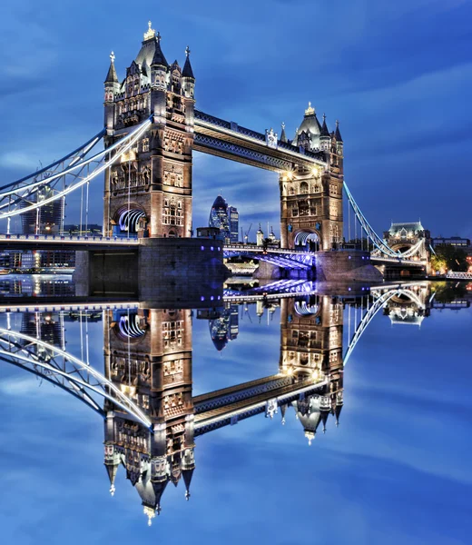 Berühmte Tower Bridge in London, England — Stockfoto