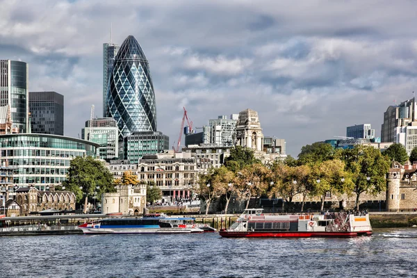 Современный лондонский городской пейзаж с лодкой, Лондон, Великобритания — стоковое фото