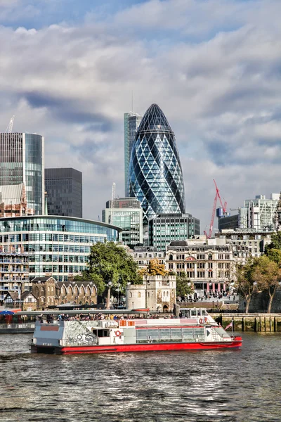 Moderne Londen stadsgezicht met boot, london, Verenigd Koninkrijk — Stockfoto