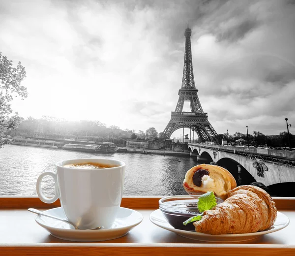 Koffie met croissants tegen de Eiffeltoren in Parijs, Frankrijk — Stockfoto