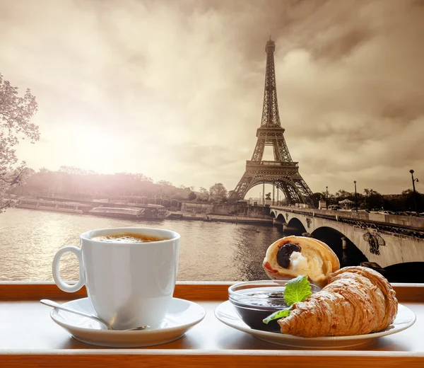 Kávé és croissant-t, szemben az eiffel-torony Párizs, Franciaország — Stock Fotó