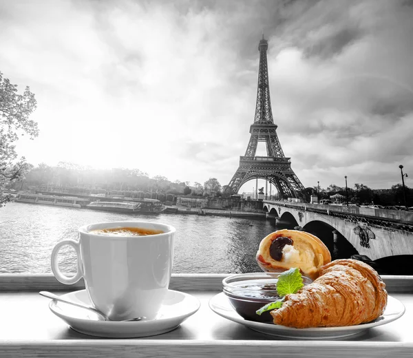 Café avec croissants contre la Tour Eiffel à Paris, France — Photo