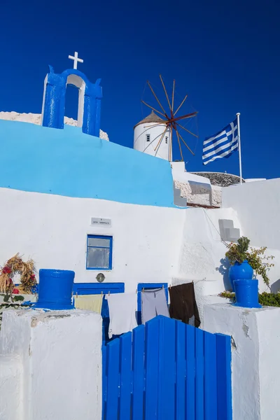 Santorini con famoso molino de viento en Grecia, pueblo de Oia —  Fotos de Stock