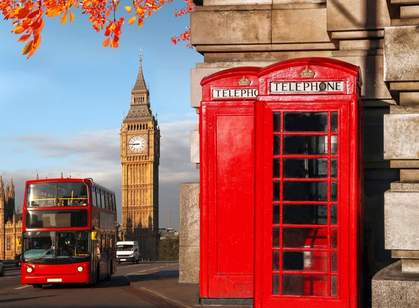 Símbolos de Londres con BIG BEN, DOBLE DECKER BUS y BOOTHS DE TELÉFONO rojo en Inglaterra, Reino Unido —  Fotos de Stock