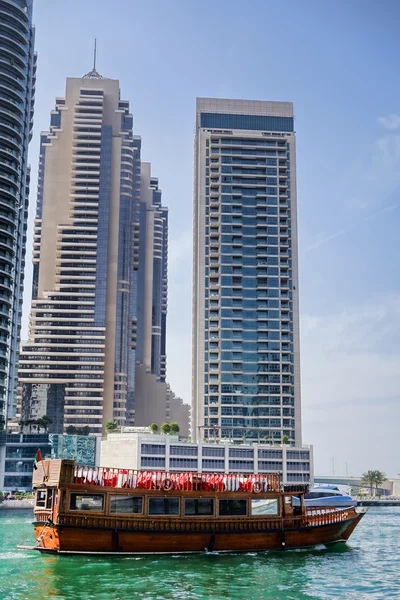 Dubai Marina s lodí a mrakodrapy v Dubaj, Spojené arabské emiráty — Stock fotografie