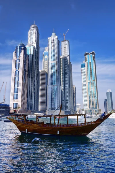 Dubai Marina com barcos e arranha-céus em Dubai, Emirados Árabes Unidos — Fotografia de Stock