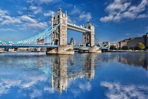ロンドン、イングランド、イギリスの有名なタワー ブリッジ — ストック写真