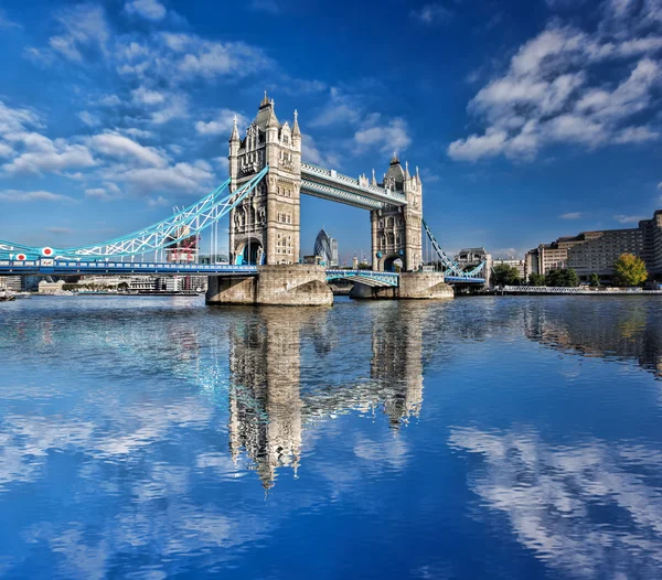 Διάσημη γέφυρα πύργων στο Λονδίνο, Αγγλία, Ηνωμένο Βασίλειο — Φωτογραφία Αρχείου