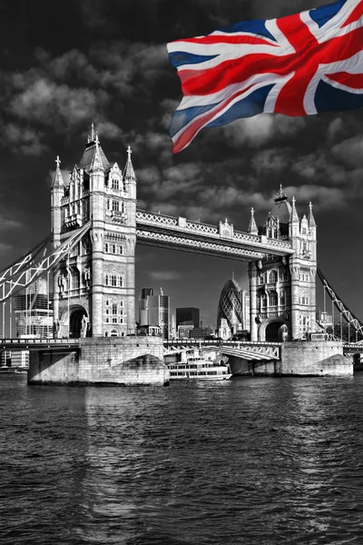 Berömda Tower Bridge i London, England, Storbritannien — Stockfoto