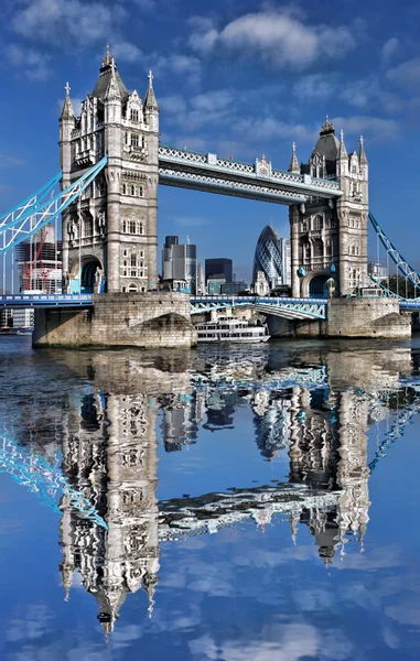 Berömda Tower Bridge i London, England, Storbritannien — Stockfoto