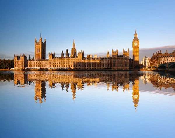 Big Ben con la bandiera di England a Londra, Regno Unito — Foto Stock