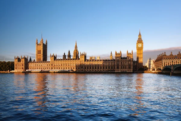 Big Ben con la bandiera di England a Londra, Regno Unito — Foto Stock