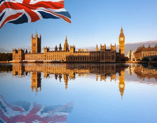 Big Ben com bandeira da Inglaterra em Londres, Reino Unido — Fotografia de Stock