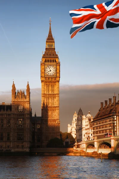 Big Ben met vlag van Engeland in Londen, Verenigd Koninkrijk — Stockfoto