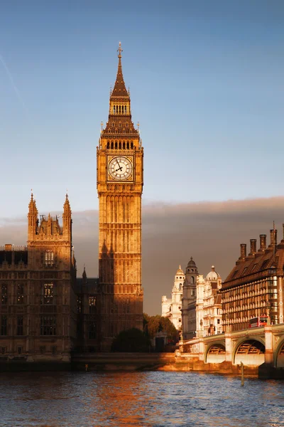 Big Ben med flagga England i London, Uk — Stockfoto