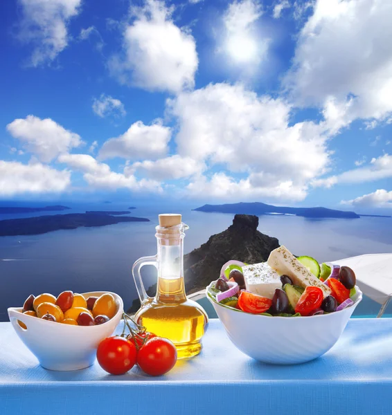 Греческий салат на острове Санторини в Греции — стоковое фото