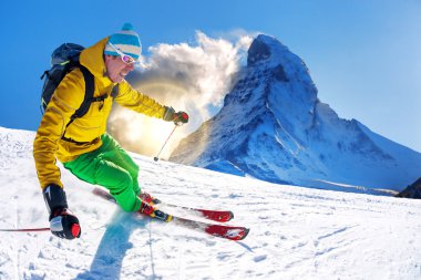 Matterhorn tepe İsviçre karşı yokuş aşağı kayak kayakçı